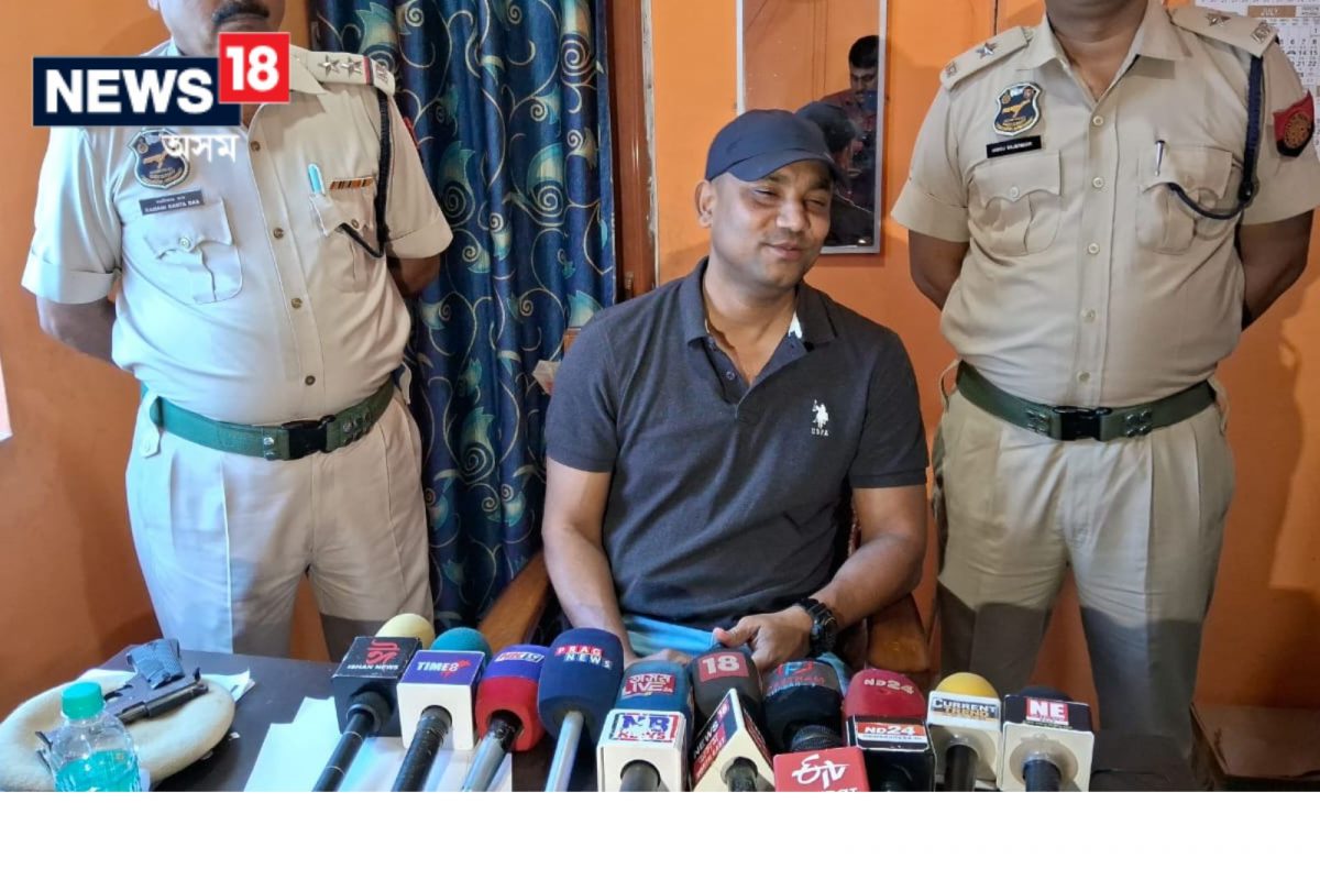 ক্ৰিকেটাৰৰ বেশত নগাঁও আৰক্ষী,  উদ্ধাৰ কৰিলে পিষ্টল
