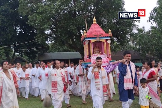 সুন্দৰীদিয়া সত্ৰত ব'হাগৰ সুৱেৰী পালন ! হেকেটা খুৱাই গাঁও পৰিভ্ৰমণ কৰাই, কীৰ্তনঘৰত ৫ বাৰ প্ৰদক্ষিণ কৰাই গোসাঁইক মণিকূটত স্থাপন ...