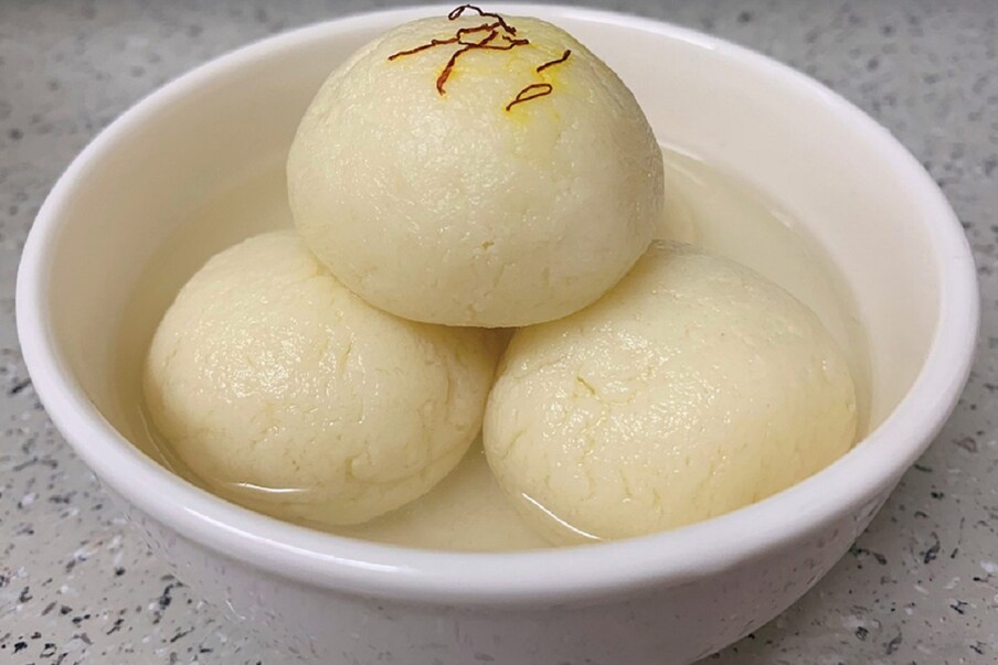  মিঠাই খাই সকলোৱে ভাল পায়। কিন্তু এই গৰমত মিঠাই বেছিদিন ভালে ৰখা টান। আনকি ফ্ৰীজত ৰাখিলেও নষ্ট হৈ যায়। কিন্তু কিছুমান উপায়েৰে ফ্ৰীজত সতেজ কৰি ৰাখিব পাৰি মিঠাই। photo source collected