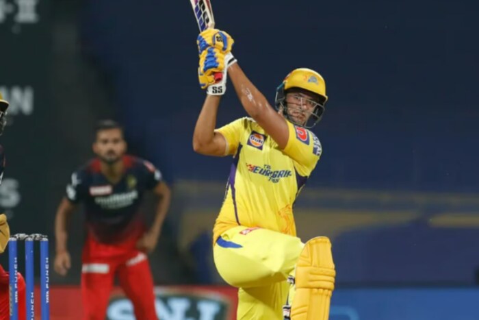 এবারে সিএসকের জয়ে বড় ভূমিকা নিয়েছেন শিবম দুবে। মূলত বিগ হিট করারই দায়িত্ব ছিল তাঁর উপর। শিবম দুবে এই মরসুমে ১৬ ম্যাচে ৩৫টি ছয় মেরেছেন। অল্পের জন্য প্রথম স্থান হাতছাড়া হয়েছে সিএসকে তারকার।