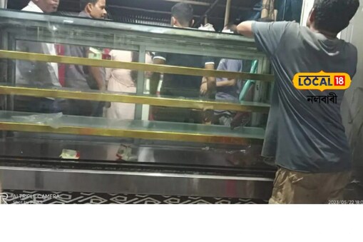মুহূৰ্ততে নলবাৰীত খালী হৈ পৰিল মিঠাইৰ দোকান ! 