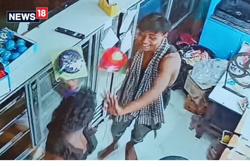 যোৰহাট নগৰৰ মাজমজিয়াত দুখন দোকানৰ চাটাৰ কাটি চোৰে চলায় লুটপাত