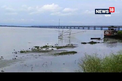 হঠাৎ বগীবিল দলঙৰ মাজত ল’ৰাজনে বমি লগা বুলি কৈ গাড়ীখনৰ পৰা নামে আৰু নদীত জপিয়াই দিয়ে।