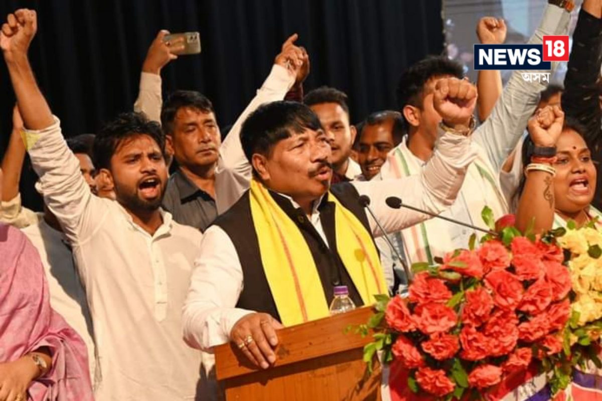 শিলচৰত অগপৰ কৰ্মকৰ্তা সন্মিলন সম্বোধন কৰিলে সভাপতি অতুল বৰাই ...