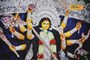 ফিৰোজাবাদৰ কাঁচৰ খাৰুৰে পূজাৰ মণ্ডপ সজাবলৈ সাজু কাছাৰৰ এটা পূজা কমিটী