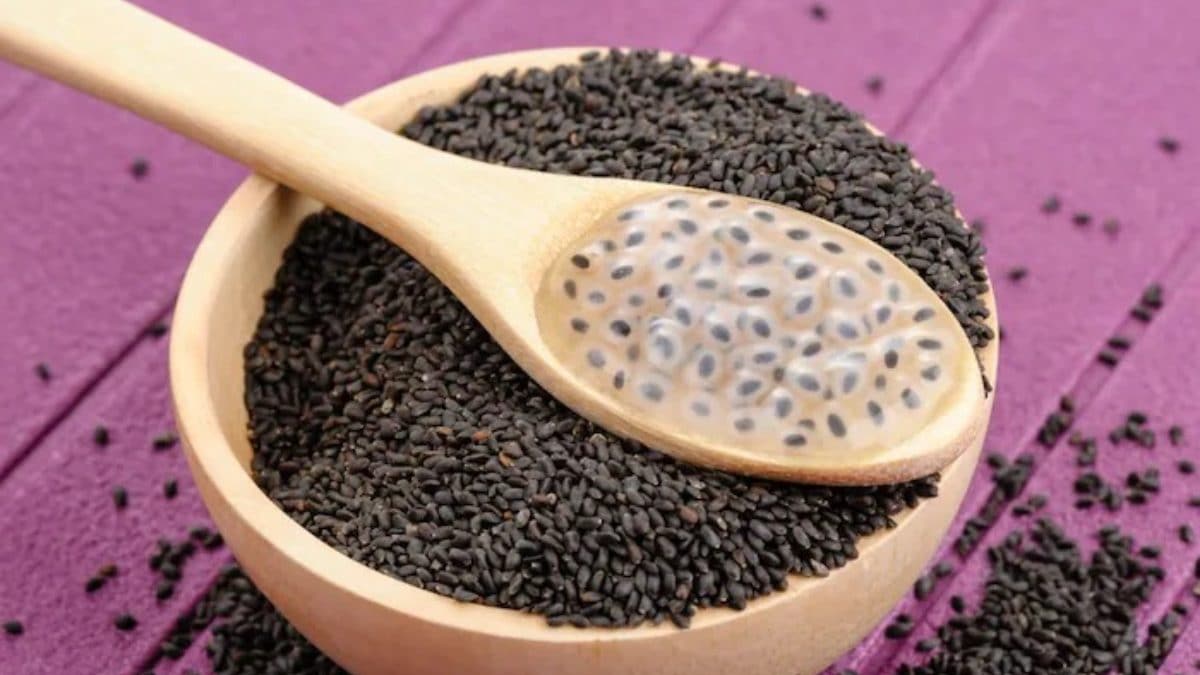 Benefits Of Basil Seeds : এই বীজত লুকাই আছে অলৌকিক গুণ! পানীত তিয়াই ...