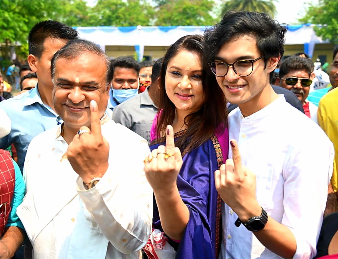 Assam 3rd Phase Election: সাধাৰণ ভোটাৰৰ সৈতে শাৰী পাতি, ধুতি, চেলেং পৰিধান কৰি পৰিয়ালৰ সৈতে ভোট দিলে মন্ত্ৰী হিমন্ত বিশ্ব শৰ্মাই
