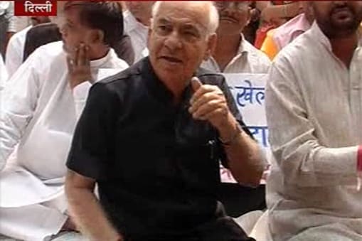 दिल्ली में बीजेपी कॉमनवेल्थ गेम्स में हुए घोटाले के खिलाफ धरना प्रदर्शन कर रही है। दिल्ली में बीजेपी कॉमनवेल्थ गेम्स में हुए घोटाले के खिलाफ धरना प्रदर्शन कर रही है।