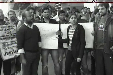 दिल्ली पुलिस की गिरफ्त में आए आरोपियों को आज साकेत कोर्ट में पेश किया जाएगा। वहीं पुलिस ने बलात्कार की धाराओं के साथ-साथ कत्ल की कोशिश का मामला भी दर्ज किया है। इसके अलावा राजधानी की खराब कानून व्यवस्था को लेकर आज संसद से लेकर सड़क तक बवाल के आसार हैं।