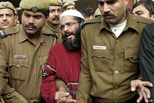 गृह मंत्रालय के सूत्रों की मानें तो अफजल का शव उसके घरवालों को नहीं सौंपा जाएगा। सरकार का मानना है कि कर्फ्यू के बाद कश्मीर में हालात धीरे-धीरे सामान्य हो रहे हैं। गृह मंत्रालय के सूत्रों की मानें तो अफजल का शव उसके घरवालों को नहीं सौंपा जाएगा। सरकार का मानना है कि कर्फ्यू के बाद कश्मीर में हालात धीरे-धीरे सामान्य हो रहे हैं।