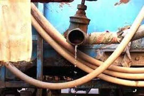 छत्तीसगढ़ में भीषण गर्मी का असर पानी पर भी दिख रहा है। भूजल स्तर गिरने से कई इलाकों में तरह-तरह के उपाए किए जा रहे हैं।