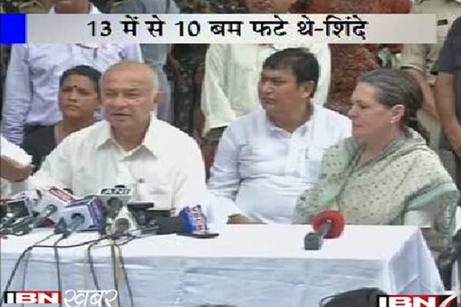 महाबोधि मंदिर में सीरियल बम धमाकों के 3 दिन बाद कांग्रेस अध्यक्ष सोनिया गांधी और केंद्रीय गृह मंत्री सुशील कुमार शिंदे आज बोधगया पहुंचे। दोनों ने महाबोधि मंदिर पहुंचकर घटनास्थल का मुआयना किया। महाबोधि मंदिर में सीरियल बम धमाकों के 3 दिन बाद कांग्रेस अध्यक्ष सोनिया गांधी और केंद्रीय गृह मंत्री सुशील कुमार शिंदे आज बोधगया पहुंचे। दोनों ने महाबोधि मंदिर पहुंचकर घटनास्थल का मुआयना किया।