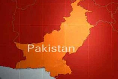 पाकिस्तान के पेशावर शहर में सरकारी अधिकारियों का ला रही एक बस में बम ब्लास्ट की खबर है इस हमले में दो महिलाओं समेत 17 लोगों की मौत हो गई। 