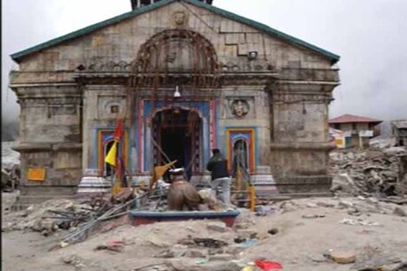 उत्तराखंड में इस साल जल प्रलय से मची तबाही के बाद आज श्रद्धालुओं का एक जत्था चार धाम यात्रा के पहले पवित्र स्थल केदारनाथ के लिए रवाना हुआ।