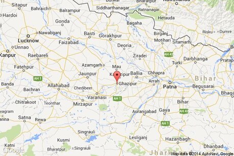उत्तर प्रदेश के गाजीपुर जनपद के रेवतीपुर क्षेत्र के किसानों को केले की खेती काफी पंसद आ रही है। यही नहीं, बाजार में भी केले की बढ़ती मांग को देखकर किसान बड़े पैमाने पर केले की खेती करने का मन बना रहे हैं। कम लागत में अच्छी उपज और आमदनी को देखते हुए किसानों का रुझान केले की खेती की ओर बढ़ रहा है। इसके अलावा किसानों को इसको बेचने के लिए स्वयं बाजार भी नहीं जाना पड़ता, क्योंकि व्यापारी खुद ही यहां आकर केला खरीदते हैं, जिसको देखते हुए किसानों ने इन दिनों क्षेत्र में करीब 300 बीघा केले की खेती की है।