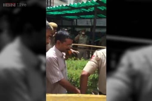 जेल की हवा खा रहे आम आदमी पार्टी के नेता अरविंद केजरीवाल ने अपने कार्यकर्ताओं को इस मुद्दे को दिल्ली में घर-घर ले जाने को कहा है। जेल की हवा खा रहे आम आदमी पार्टी के नेता अरविंद केजरीवाल ने अपने कार्यकर्ताओं को इस मुद्दे को दिल्ली में घर-घर ले जाने को कहा है।