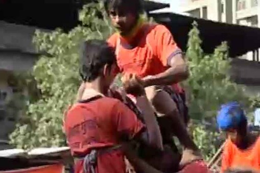 जन्माष्टमी के मौके पर महाराष्ट्र में भी दही हांडी मनाने की तैयारियां पूरी हो चुकी हैं। आज धूमधाम से गोविंदाओं की टोलियां मुंबई की सड़कों पर मटकी फोड़ने के लिए निकलेंगें। जन्माष्टमी के मौके पर महाराष्ट्र में भी दही हांडी मनाने की तैयारियां पूरी हो चुकी हैं। आज धूमधाम से गोविंदाओं की टोलियां मुंबई की सड़कों पर मटकी फोड़ने के लिए निकलेंगें।