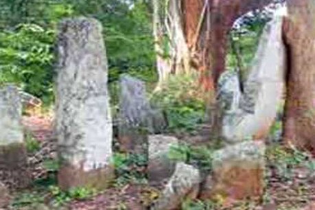 छत्तीसगढ़ के बस्तर में रहने वाली गोण्ड जनजाति अपने दिवंगत लोगों का अंतिम संस्कार पचास साल के बाद भी करती है। गोण्ड जनजाति का मानना है कि शरीर नश्वर है और इसे पत्थर के रूप में पहचानेंगे। गोण्ड जनजाति बहुल गांवों में ऐसे कई पत्थर दिखाई देते हैं। इन्हें गायता पखना कहा जाता है। इसी मान्यता को लेकर यहां दिवंगत लोगों के नाम से सालों बाद सामूहिक पत्थर गाड़ने की रस्म होती है।