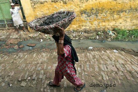 खुले में शौच से मुक्ति के लिए वर्ष 2010-11 में बदायूं जिले के 12 गांवों को निर्मल ग्राम पुरस्कार प्रदान किया गया। 2011 में केंद्र से उत्तर प्रदेश को 13 पुरस्कारों के साथ ही बदायूं के डीएम को 6 पुरस्कार दिए गए। बावजूद इसके यहां आज भी सिर पर मैला ढोने की प्रथा अभी समाप्त नहीं हुई है।