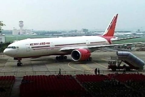  सरकार एयर इंडिया का निजीकरण अभी नहीं करेगी। नागरिक उड्डयन मंत्री अशोक गजपति राजू ने इस बात की पुष्टि की है। 