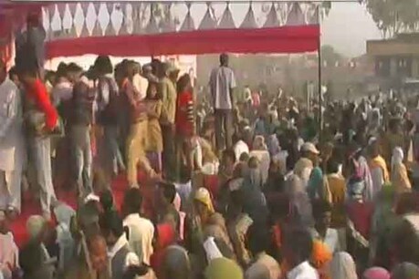 सपा प्रमुख मुलायम सिंह यादव के 76वें जन्मदिन पर बदायूं में कंबल बांटने कार्यक्रम में भगदड़ मच गई। इसमें एक महिला की मौत हो गई है। साथ ही करीब आधा दर्जन लोगों को चोटें आई हैं। पुलिस ने बताया कि बिसौली क्षेत्र में मुलायम यादव के जन्मदिन के मौके पर आयोजित समारोह में स्थानीय सासंद और सपा प्रमुख के भतीजे धर्मेंद्र यादव द्वारा कंबल वितरण किया जा रहा था।