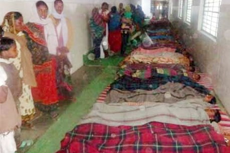 मध्यप्रदेश के डिंडौरी जिला अस्पताल में रविवार को एक महिला सर्जन ने सिर्फ 6 घंटे में 125 नसंबदी ऑपरेशन कर डाली, जबकि देखा जाए तो नियमानुसार एक सर्जन को एक दिन में अधिक से अधिक 35 ऑपरेशन करने चाहिए। यही नहीं जल्दीबाजी में ऑपरेशन कर सभी महिलाओं को घर भी भेज दिया गया। मिली सूचना के अनुसार डिंडौरी विकासखंड अंतर्गत रविवार को नसबंदी शिविर का आयोजन किया गया था।