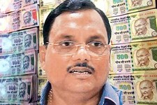 अरबपति इंजीनियर यादव सिंह पर राजनेताओं की चुप्पी सवालों के घेरे में