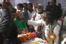 बच्चों के बीच केक काटकर गुरुजी ने मनाया जन्मदिन