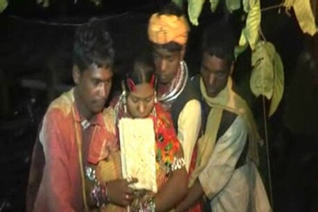मध्य प्रदेश के डिंडोरी में बैगा जनजाति का एक प्रेमी जोड़े ने लंबे इंतजार के बाद 14 फरवरी यानी वेलेंटाइन डे के दिन शादी के बंधन में बंध गए हैं। बैगा जनजाति की युवतियों को अपने समाज में अपनी पसंद का वर चुनने की पुरानी परंपरा है।