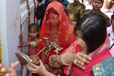 सांसद तेजप्रताप यादव राजलक्ष्मी को लेकर सैफई पहुंच चुके हैं। तेज प्रताप यादव राजल्क्ष्मी को चार्टर प्लेन में दिल्ली से सैफई लेकर आए। सैफई पहुंचने पर सांसद डिम्पल यादव, मां मृदुला यादव, जिला पंचायत अध्यक्ष प्रेमलता यादव, बहन शालू यादव, ने आरती उतार कर वर वधू का स्वागत किया।
