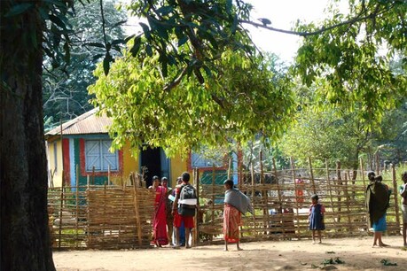जिला मुख्यालय नारायणपुर के ओरछा या अबूझमाड़ के स्कूलों में नक्सली हमलों के निशान साफ दिखाई पड़ते हैं। टूटे हुए स्कूल, जर्जर होती स्कूल की इमारतें, नदारद शिक्षक ये सभी आपकों यहां के स्कूलों में साफ दिखाई दे जाएगा। सर्व शिक्षा अभियान के तहत चलने वाले यहां के 135 स्कूलों को नक्सलियों ने बम से उड़ा दिया था।
