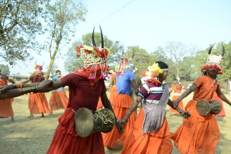 अगले महीने तुर्की के इस्ताम्बुल में होने वाले कार्निवाल में बस्तर के लोक नृत्य ककसाड़ और गेड़ी के शो पर पानी फिरता दिख रहा है, नारायणपुर जिल के देवगांव के नर्तक दल को संस्कृति विभाग के मार्फत वहां प्रस्तुति का मौका मिला है, लेकिन तीन नर्तकियों का पासपोर्ट नहीं बन पाने से पूरे दल को तुकी जाने से वंचित रहना पड़ेगा, हालाकि दल में 15 लोग हैं, जिसमें से 12 लोगों के पासपोर्ट बन गए हैं.