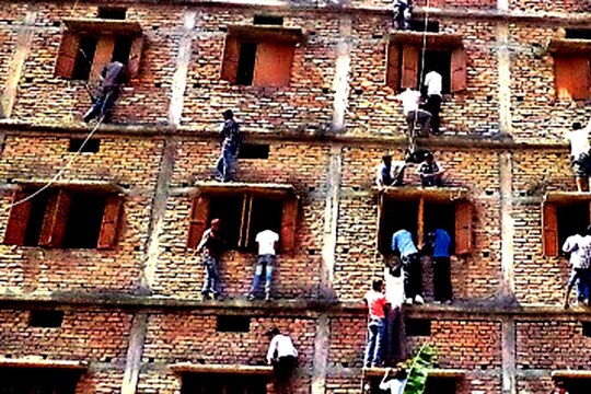 कुछ दिन पहले सोशल मीडिया पर एक तस्वीर वायरल हुई थी। तस्वीर बिहार के वैशाली जिले की थी जिसमें 10वीं बोर्ड की परीक्षा में बिल्डिंग के बाहर की तरफ चढ़ कर चीटिंग कराई जा रही थी।