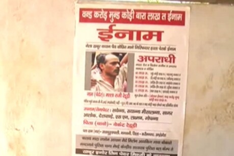 नारायणपुर पुलिस अब नक्सलियों को मुंहतोड़ जवाब देने के लिए उनका ही पैंतरा आजमाने जा रही है. दरअसल पुलिस ने भी नक्सलियों की तर्ज पर पोस्टरवार शुरू कर दिया है. नारायणपुर पुलिस ने नक्सली प्रभावित इलाकों के थाना कैंपों में इनामी नक्सलियों के पोस्टर और पंपलेट लगाए हैं. साथ ही इन्हें स्थानीय भाषा में छपवाया गया है, जिससे ग्रामीण इन पोस्टरों और पंपलेट को आसानी से पढ़ सकें और तत्काल पुलिस को नक्सलियों के संबंध में सूचना दे सकें.