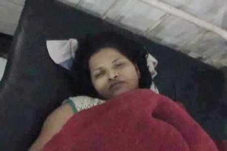 रोजाना ट्रेनों में लूट की वारदात आम होती जा रही है। मंत्री जयंत मलैया के बाद शुक्रवार को फिर कटनी में महिला के साथ लूट का मामला सामने आया है। कटनी स्टेशन से रवाना हुई विशाखापट्टनम ट्रेन में महिला और उसके परिवार के साथ लूट कर महिला को ट्रेन से नीचे फेंक दिया गया। फिलहाल महिला को इलाज के लिए शासकीय अस्पताल में भर्ती किया गया है।