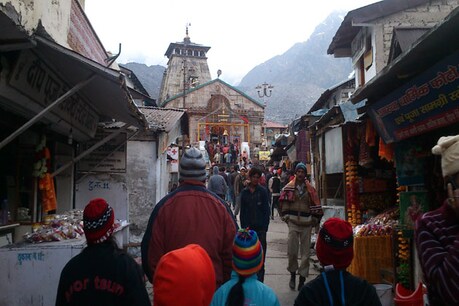 उत्तराखंड आपदा के दो साल पूरे होने के बाद एक बार फिर से चार धाम यात्रा की रौनक लौटने लगी है. खासकर ऋषिकेश में यात्रा की चहल पहल से स्थानीय लोगों के चेहरों पर मुस्कान लौट आई है.