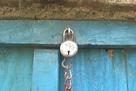लगातार कुदरत से मिल रही उपेक्षा के बाद किसानों का बुरा हाल है। गत वर्षों पर अगर गौर करें तो बुन्देलखंड का किसान कभी बाढ़, कभी सूखे की मार झेल रहा है जिससे उनके सामने अपनी जीविका चलाने का भीषण संकट आ खड़ा हुआ है।