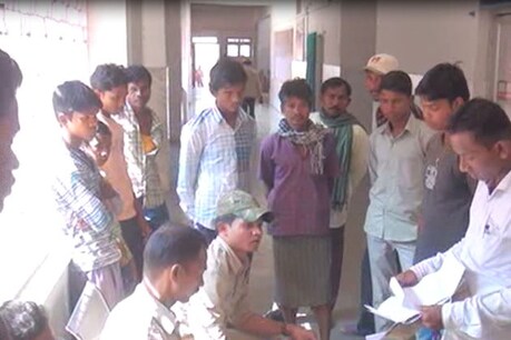 नारायणपुर जिले के गढ़बेंगाल के पास बीती रात मोटर साइकिल सवारों ने टहलने निकले एक युवक को कुचल दिया. जिला अस्पताल में इलाज के दौरान युवक की मौत हो गई. युवक कक्षा 10वीं का छात्र था.