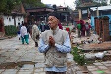 भूकंप पीड़ितों के लिए आरएसएस कार्यकर्ताओं ने मांगी भीख