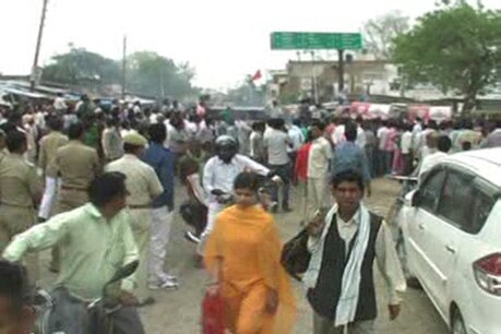 उत्तर प्रदेश के औरैया जिले में विधूना कोतवाली इलाके के भगत सिंह चौक पर कुछ बदमाशों ने सोमवार को एक मिठाई की दुकान में घुसकर तोड़फोड़ करने के साथ कई राउंड फायरिंग की.