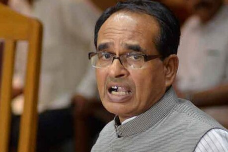 व्यापम घोटाले के बाद मुख्यमंत्री शिवराज सिंह चौहान अब पत्नी के नाम मैगनीज खदान आवंटन को लेकर गंभीर आरोपों के घेरे में हैं. कांग्रेस ने मुख्यमंत्री पर पद और अधिकारों का दुरूपयोग कर पत्नी साधना सिंह की कंपनी को मैगनीज खदान आवंटित करने का आरोप लगाया है.
