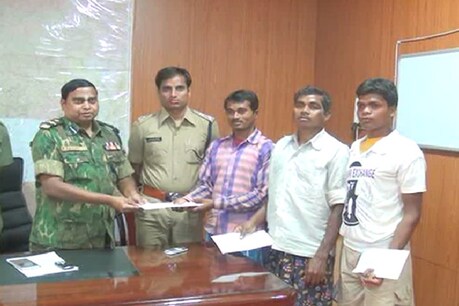 नारायणपुर जिले के एसपी कार्यालय में रविवार को बस्तर जिले के आईजी के सामने 3 माओवादियों ने आत्मसमर्पण किया. इन तीनों के ऊपर 17 लाख रुपए का इनाम घोषित था. आत्मसमर्पण करने वाले माओवादियों की तलाश नारायणपुर पुलिस को काफी लंबे समय से थी. ये माओवादी नक्सली संगठन में काफी लंबे समय से सक्रिय थे और ये माओवादी संगठनों के कई पदों पर कार्यरत थे.