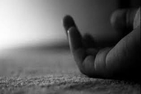 कटनी के कुठला थाना अंतर्गत गांव में एक महिला को संदिग्ध परिस्थितियों में करंट लग गया. परिजन उसे जिला अस्पताल लेकर आए जहां चिकित्सकों ने उसे मृत घोषित कर दिया.