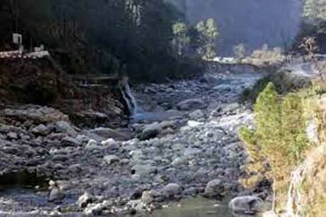 मैदानों में पड़ रही भीषण गर्मी से बचने के लिए लोग पहाडों का रूख करने लगे हैं. चारधाम यात्रा में श्रद्धालुओं की संख्या दिनों दिन बढ़ रही है. उत्तराखंड की खूबसूरत वादियों को देखकर पर्यटक हों या श्रद्धालु सभी अभिभूत हैं.