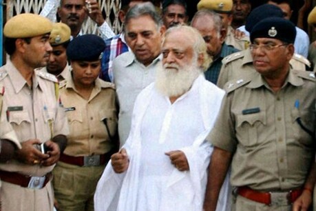 नाबालिग के यौन उत्पीड़न मामले में जोधपुर जेल में बंद आसाराम बुधवार को लम्बे समय बाद कोर्ट पेशी के दौरान मुस्कुराते नजर आए.