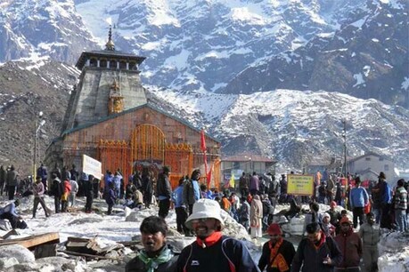 केदारनाथ की पैदल यात्रा दो दिन बंद रहने के बाद शनिवार को फिर से पटरी पर लौटी है.