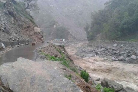 उत्तराखंड में लगातार हो रही बारिश फिलहाल रुकी हुई है, लेकिन आसमान में छाए बादलों से लोगों में अभी भी दहशत का माहौल है.