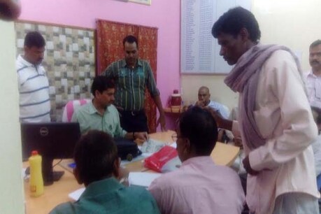 बीडीओ रिश्वत लेता रंगे हाथ गिरफ्तार, निगरानी विभाग की टीम ने की कार्रवाई बीडीओ रिश्वत लेता रंगे हाथ गिरफ्तार, निगरानी विभाग की टीम ने की कार्रवाई