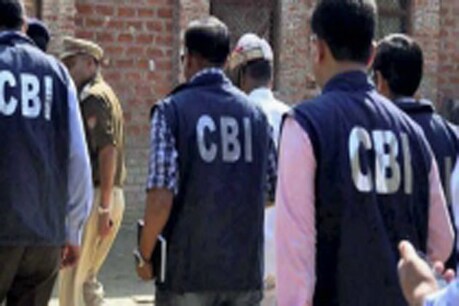 मध्यप्रदेश के बहुचर्चित व्यापमं घोटाले की जांच कर रही सीबीआई पर भी व्यापमं घोटाले और सुरक्षा को लेकर खौफ दिखने लगा है. यही वजह है कि सीबीआई के भोपाल कार्यालय की सुरक्षा सख्त कर दी गई है. सीबीआई कार्यालय के मेनगेट पर हथियार बंद जवानों की 24 घंटे की तैनाती की गई है. इसके साथ ही सीबीआई दफ्तर में अंदर से लेकर बाहर तक नज़र रखने के लिए चप्पे-चप्पे पर खुफिया कैमरे लगा दिए गए हैं.