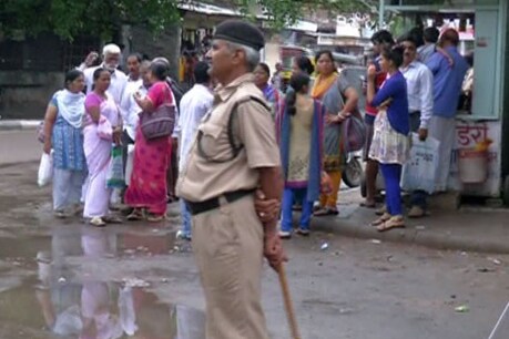 गुरु पूर्णिमा के मौके पर जोधपुर सेंट्रल जेल के बाहर आसाराम समर्थकों की संख्या बढ़ती जा रही है, दोपहर तक यहां 5000 से ज्यादा समर्थक डेरा डाल चुके हैं.